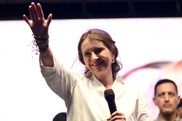 Colombia's presidential candidate Paloma Valencia, of the Centro Democratico party, waves at supporters during a campaign rally in Cali, Colombia on May 15, 2026. Colombia will hold presidential elections on May 31. (Photo by JOAQUIN SARMIENTO / AFP)
