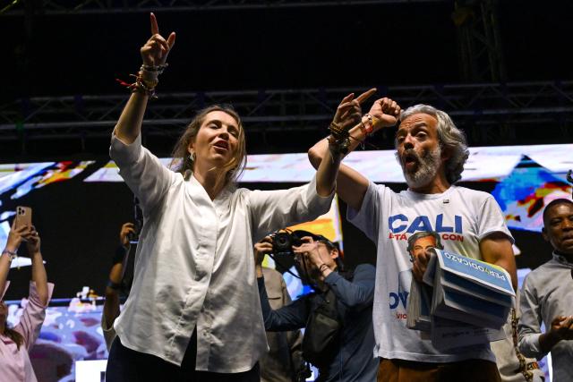 Colombia's presidential candidate Paloma Valencia, of the Centro Democratico party, and her vice-presidential candidate Juan Daniel Oviedo cheer during a campaign rally in Cali, Colombia on May 15, 2026. Colombia will hold presidential elections on May 31. (Photo by JOAQUIN SARMIENTO / AFP)