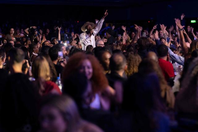 Brazilian musician and songwriter Jota.pe performs among the audience during the "Se o Meu Peito Fosse o Mundo" concert at the Vivo Rio concert hall in Rio de Janeiro, Brazil on May 15, 2026. (Photo by Pablo PORCIUNCULA / AFP)