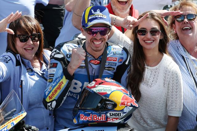 Team Gresini Racing MotoGP's Alex Marquez (C) celebrates next to his partner Gabriela Guzman (R) after winning the Sprint Race at the Catalunya Moto GP Grand Prix at the Catalunya racetrack in Montmelo, near Barcelona, on May 16, 2026. (Photo by Lluis GENE / AFP)
