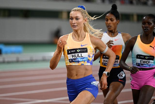 Australia's Jessica Hull (L) competes in the women's 1500m event during the Shanghai/Keqiao Diamond League athletics meeting in Keqiao, Shaoxing in China's eastern Zhejiang province on May 16, 2026. (Photo by WANG Zhao / AFP)