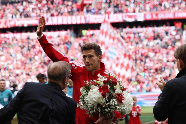 FC Bayern Munich's German midfielder #08 Leon Goretzka (C) greets during his departure celebration prior to the start of the German first division Bundesliga football match between FC Bayern Munich and FC Cologne in Munich, southern Germany, on May 16, 2026. (Photo by Alexandra BEIER / AFP) / DFL REGULATIONS PROHIBIT ANY USE OF PHOTOGRAPHS AS IMAGE SEQUENCES AND/OR QUASI-VIDEO