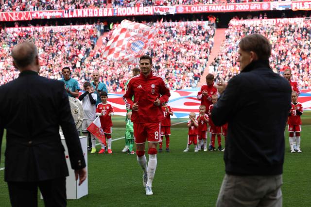 FC Bayern Munich's German midfielder #08 Leon Goretzka (C) celebrates his departure near Bayern Munich's Austrian sporting director Christoph Freund (R) prior to the start of the German first division Bundesliga football match between FC Bayern Munich and FC Cologne in Munich, southern Germany, on May 16, 2026. (Photo by Alexandra BEIER / AFP) / DFL REGULATIONS PROHIBIT ANY USE OF PHOTOGRAPHS AS IMAGE SEQUENCES AND/OR QUASI-VIDEO