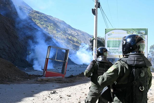 Riot police officers clash with rural protesters amid tear gas in Lipari, La Paz department, Bolivia, on May 16, 2026. Bolivia's government reached an agreement on May 15 with thousands of miners who clashed with police in a protest that paralysed downtown La Paz. However, other sectors continue to block access routes to the city, home to the executive branch and Congress. (Photo by AIZAR RALDES / AFP)