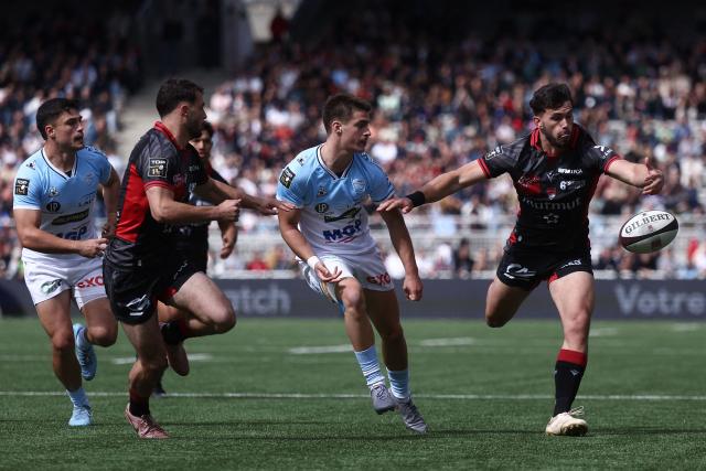 Bayonne's French wing Tom Leveque (C) fights for the ball with Lyon's French wing Ethan Dumortier (R) during the French Top14 rugby union match between Lyon Olympique Universitaire Rugby and Aviron Bayonnais (Bayonne) at the Gerland Stadium in Lyon, central-eastern France on May 16, 2026. (Photo by Alex MARTIN / AFP)