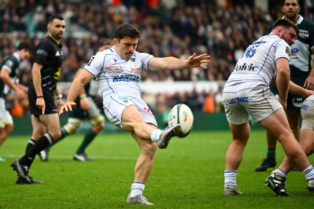 Clermont's French scrum-half Lucas Zamora clears the ball during the French Top14 rugby union match between Section Paloise Bearn Pyrenees (Pau) and ASM Clermont Auvergne at Stade du Hameau in Pau, south-western France on May 16, 2026. (Photo by Gaizka IROZ / AFP)