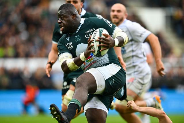 Pau's French prop Daniel Bibi-Biziwu runs with the ball during the French Top14 rugby union match between Section Paloise Bearn Pyrenees (Pau) and ASM Clermont Auvergne at Stade du Hameau in Pau, south-western France on May 16, 2026. (Photo by Gaizka IROZ / AFP)