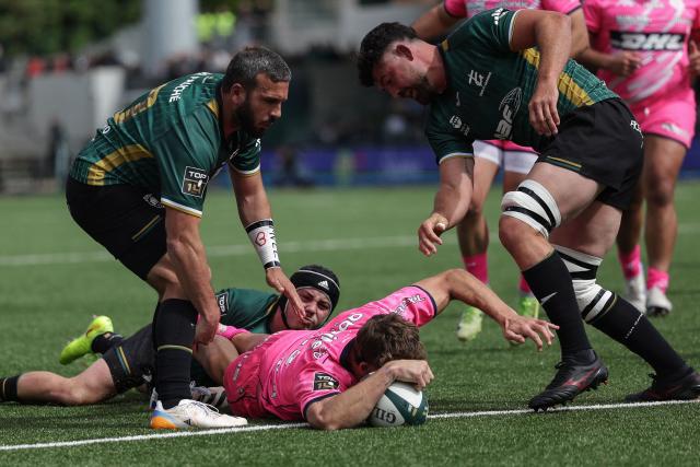Stade Français' South African centre Jeremy Ward (C) scores a try during the French Top 14 rugby union match between US Montauban and Stade Français at Stade Sapiac in Montauban, south-western France, on May 16, 2026. (Photo by Valentine CHAPUIS / AFP)