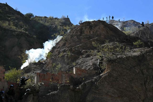 Riot police officers clash with rural protesters in Lipari, La Paz department, Bolivia, on May 16, 2026. Bolivia's government reached an agreement on May 15 with thousands of miners who clashed with police in a protest that paralysed downtown La Paz. However, other sectors continue to block access routes to the city, home to the executive branch and Congress. (Photo by AIZAR RALDES / AFP)