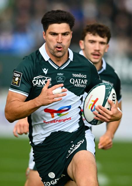 Pau's Australian fullback Jack Maddocks runs with the ball during the French Top14 rugby union match between Section Paloise Bearn Pyrenees (Pau) and ASM Clermont Auvergne at Stade du Hameau in Pau, south-western France on May 16, 2026. (Photo by Gaizka IROZ / AFP)