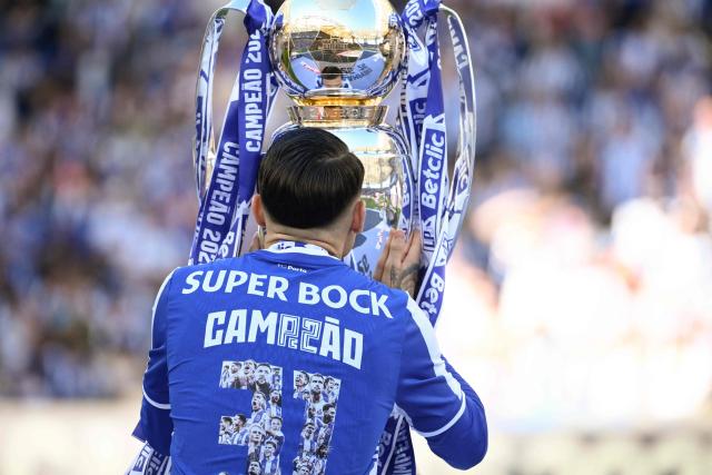FC Porto's Spanish forward #17 Borja Sainz kisses the Portuguese League trophy after the Portuguese League football match between FC Porto and CD Santa Clara at the Dragao stadium in Porto on May 16, 2026. (Photo by Miguel RIOPA / AFP)
