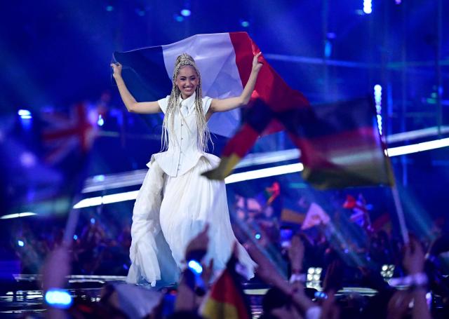 Monroe Vata Rigby, aka Monroe and representing France with the song 'Regarde !', arrives on stage for the final of the Eurovision Song Contest 2026 (ESC) at Wiener Stadthalle in Vienna, Austria on May 16, 2026. (Photo by Tobias SCHWARZ / AFP)