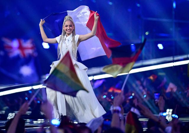 Monroe Vata Rigby, aka Monroe and representing France with the song 'Regarde !', arrives on stage for the final of the Eurovision Song Contest 2026 (ESC) at Wiener Stadthalle in Vienna, Austria on May 16, 2026. (Photo by Tobias SCHWARZ / AFP)