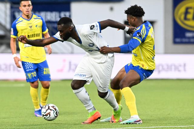 KAA Gent's Ivoirian forward #07 Wilfried Kanga (C) and STVV's French defender #04 Loic Mbe Soh (R) fight for the ball during the Belgian Pro League Champions' play-off (day 8 out of 10) football match between Sint-Truiden VV and KAA Gent in Sint-Truiden on May 16, 2026. (Photo by JILL DELSAUX / Belga / AFP) / Belgium OUT