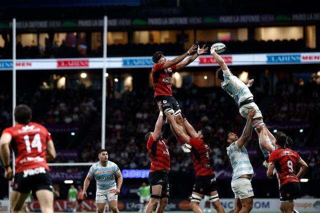 Racing 92' English lock Jonathan Hill (R) tries to catch the ball from a line-out during the French Top14 rugby union match between Racing 92 and Rugby Club Toulonnais (Toulon) at the Paris La Defense Arena in Nanterre, on the outskirts of Paris on May 16, 2026. (Photo by Kenzo TRIBOUILLARD / AFP)