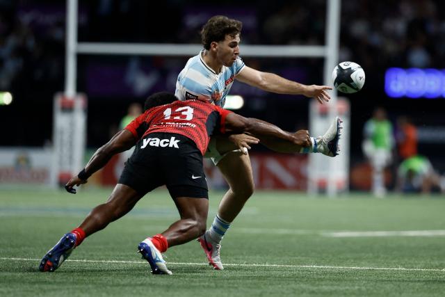 Toulon's Fijian centre Setariki Tuicuvu (L) fights for the ball with Racing 92' French scrum-half Leo Carbonneau during the French Top14 rugby union match between Racing 92 and Rugby Club Toulonnais (Toulon) at the Paris La Defense Arena in Nanterre, on the outskirts of Paris on May 16, 2026. (Photo by Kenzo TRIBOUILLARD / AFP)
