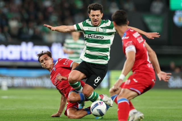 Sporting Lisbon's Portuguese defender #25 Goncalo Inacio (C) is tackled by Gil Vicente's Argentine midfielder #05 Facundo Agustin Caseres during the Portuguese League football match between Sporting CP and Gil Vicente FC at the Jose Alvalade stadium in Lisbon on May 16, 2026. (Photo by PATRICIA DE MELO MOREIRA / AFP)