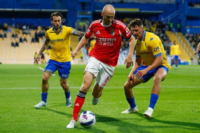 SL Benfica's Norwegian midfielder #08 Fredrik Aursnes (C) vies for the ball with Estoril's Austrian defender #25 Felix Bacher during the Portuguese League football match between GD Estoril Praia and SL Benfica at the Antonio Coimbra da Mota stadium in Estoril on May 16, 2026. (Photo by FILIPE AMORIM / AFP)