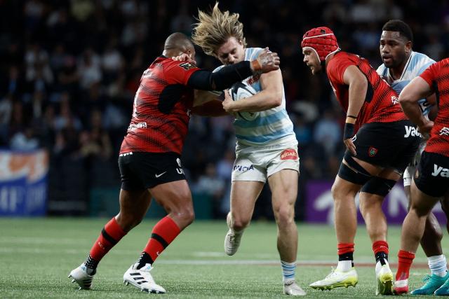 Racing 92' French winger Wilfried Hulleu (C) fights for the ball with Toulon's English prop Kyle Sinckler during the French Top14 rugby union match between Racing 92 and Rugby Club Toulonnais (Toulon) at the Paris La Defense Arena in Nanterre, on the outskirts of Paris on May 16, 2026. (Photo by Kenzo TRIBOUILLARD / AFP)