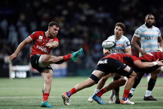 Toulon's Scottish scrum-half Ben White (L) kicks the ball during the French Top14 rugby union match between Racing 92 and Rugby Club Toulonnais (Toulon) at the Paris La Defense Arena in Nanterre, on the outskirts of Paris on May 16, 2026. (Photo by Kenzo TRIBOUILLARD / AFP)