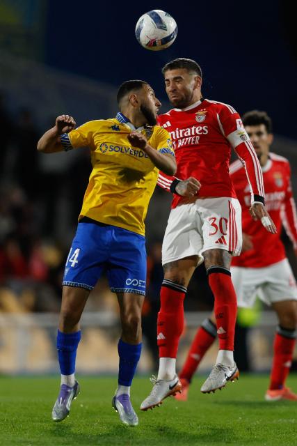 Estoril's French forward #14 Yanis Begraoui (L) goes for a header with SL Benfica's Argentine defender #30 Nicolas Otamendi during the Portuguese League football match between GD Estoril Praia and SL Benfica at the Antonio Coimbra da Mota stadium in Estoril on May 16, 2026. (Photo by FILIPE AMORIM / AFP)