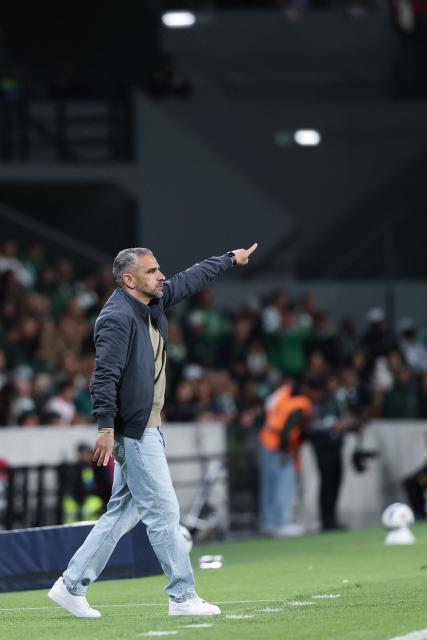 Sporting Lisbon's Portuguese coach Rui Manuel Borges gestures to players during the Portuguese League football match between Sporting CP and Gil Vicente FC at the Jose Alvalade stadium in Lisbon on May 16, 2026. (Photo by PATRICIA DE MELO MOREIRA / AFP)