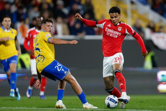 SL Benfica's Colombian midfielder #20 Richard Rios (R) controls the ball challenged by Estoril's Austrian defender #25 Felix Bacher during the Portuguese League football match between GD Estoril Praia and SL Benfica at the Antonio Coimbra da Mota stadium in Estoril on May 16, 2026. (Photo by FILIPE AMORIM / AFP)