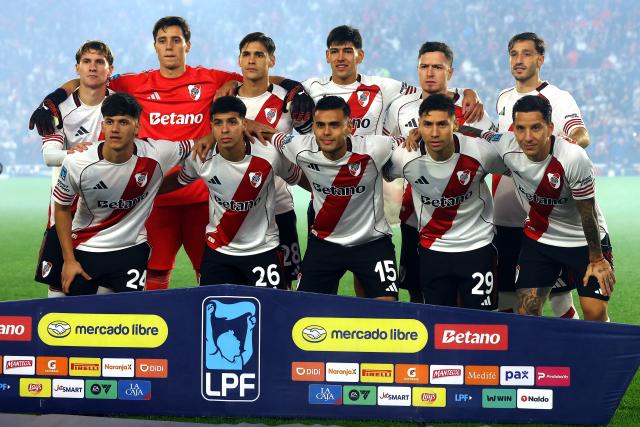 River Plate’s players pose for a team photo before the Argentine Professional Football League Apertura tournament semifinal between River Plate and Rosario Central at MAS Monumental Stadium in Buenos Aires on May 16, 2026. (Photo by Alejandro PAGNI / AFP)