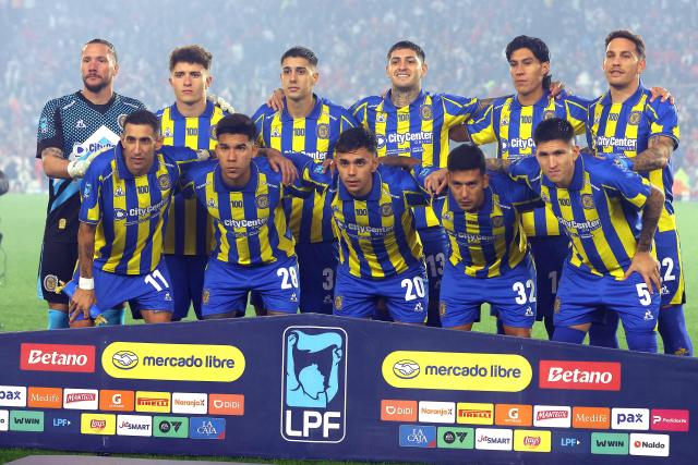 Rosario Central’s players pose for a team photo before the Argentine Professional Football League Apertura tournament semifinal between River Plate and Rosario Central at MAS Monumental Stadium in Buenos Aires on May 16, 2026. (Photo by Alejandro PAGNI / AFP)