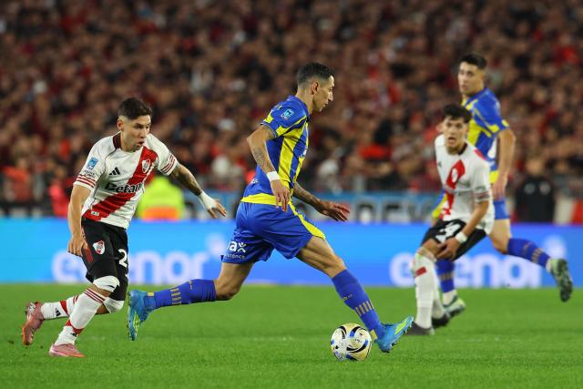 Rosario Central's forward #11 Angel Di Maria (C) and River Plate's defender #29 Gonzalo Montiel (L) fight for the ball during the Argentine Professional Football League Apertura tournament semifinal between River Plate and Rosario Central at MAS Monumental Stadium in Buenos Aires on May 16, 2026. (Photo by Alejandro PAGNI / AFP)