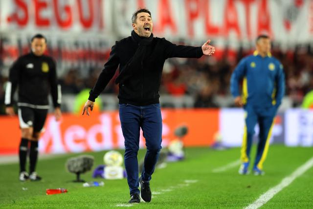 River Plate's head coach Eduardo Coudet gestures during the Argentine Professional Football League Apertura tournament semifinal between River Plate and Rosario Central at MAS Monumental Stadium in Buenos Aires on May 16, 2026. (Photo by Alejandro PAGNI / AFP)