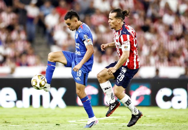 Cruz Azul's midfielder #19 Carlos Rodriguez and Guadalajara's midfielder #28 Fernando Gonzalez fight for the ball during the Liga MX Clausura semifinal second-leg football match between Guadalajara and Cruz Azul at Jalisco stadium in Guadalajara, Jalisco state, Mexico on May 16, 2026. (Photo by Ulises Ruiz / AFP)