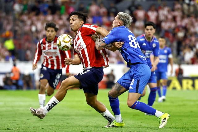 Guadalajara's forward #20 Angel Sepulveda and Cruz Azul's Argentine defender #33 Gonzalo Piovi fight for the ball during the Liga MX Clausura semifinal second-leg football match between Guadalajara and Cruz Azul at Jalisco stadium in Guadalajara, Jalisco state, Mexico on May 16, 2026. (Photo by ULISES RUIZ / AFP)