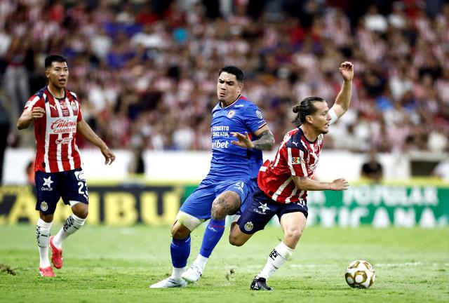 Cruz Azul's Uruguayan forward #21 Gabriel Fernandez and Guadalajara's midfielder #28 Fernando Gonzalez fight for the ball during the Liga MX Clausura semifinal second-leg football match between Guadalajara and Cruz Azul at Jalisco stadium in Guadalajara, Jalisco state, Mexico on May 16, 2026. (Photo by Ulises Ruiz / AFP)