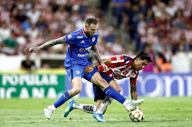 Cruz Azul's Argentine forward #29 Rodolfo Rotondi (L) and Guadalajara's midfielder #06 Omar Govea fight for the ball during the Liga MX Clausura semifinal second-leg football match between Guadalajara and Cruz Azul at Jalisco stadium in Guadalajara, Jalisco state, Mexico on May 16, 2026. (Photo by Ulises Ruiz / AFP)