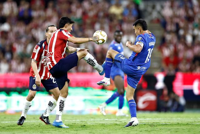 Guadalajara's midfielder #06 Omar Govea and Cruz Azul's midfielder #19 Carlos Rodriguez fight for the ball during the Liga MX Clausura semifinal second-leg football match between Guadalajara and Cruz Azul at Jalisco stadium in Guadalajara, Jalisco state, Mexico on May 16, 2026. (Photo by Ulises Ruiz / AFP)