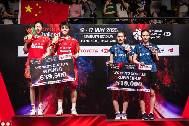 (L-R) China's Bao Lijing, China's Cao Zihan, Japan's Rin Iwanaga and Japan's Kie Nakanishi pose with their medal after their women's doubles final match at the Thailand Open badminton tournament in Bangkok on May 17, 2026. (Photo by chanakarn LAOSARAKHAM / AFP)