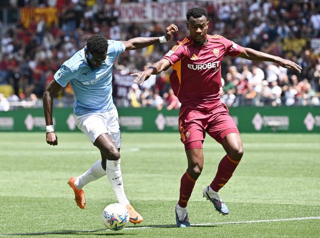 Lazio's Senegalese forward #19 Boulaye Dia (L) fights for the ball with Roma's Ivorian defender #05 Obite Evan Ndicka during the Italian Serie A football match between Roma and Lazio at Olympic stadium in Rome on May 17, 2026. (Photo by Isabella BONOTTO / AFP)