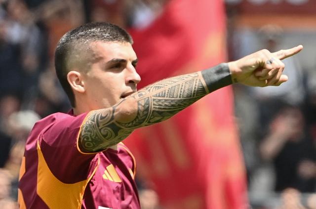 Roma's Italian defender #23 Gianluca Mancini celebrates scoring his team's first goal during the Italian Serie A football match between Roma and Lazio at Olympic stadium in Rome on May 17, 2026. (Photo by Isabella BONOTTO / AFP)
