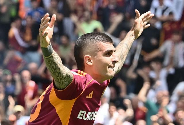 Roma's Italian defender #23 Gianluca Mancini celebrates scoring his team's first goal during the Italian Serie A football match between Roma and Lazio at Olympic stadium in Rome on May 17, 2026. (Photo by Isabella BONOTTO / AFP)