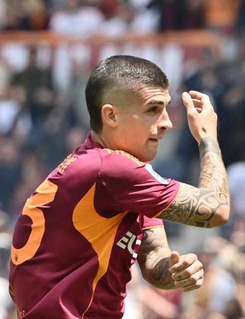 Roma's Italian defender #23 Gianluca Mancini celebrates scoring his team's first goal during the Italian Serie A football match between Roma and Lazio at Olympic stadium in Rome on May 17, 2026. (Photo by Isabella BONOTTO / AFP)
