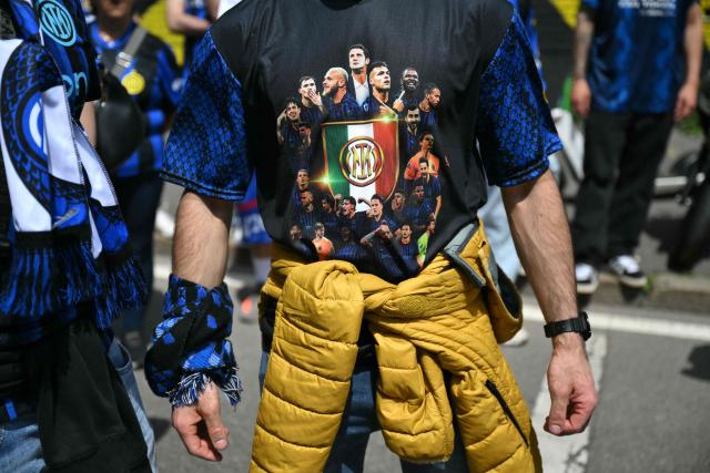 Inter Milan supporters wait for the arrival of the players San Siro stadium before the Italian Serie A football match between Inter Milan and Hellas Verona in Milan, on May 17, 2026. (Photo by Marco BERTORELLO / AFP)