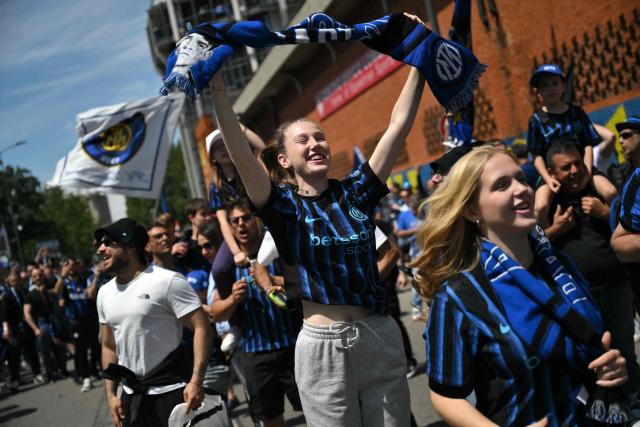 Inter Milan supporters wait for the bus of the players outside San Siro stadium before the Italian Serie A football match between Inter Milan and Hellas Verona in Milan, on May 17, 2026. (Photo by Marco BERTORELLO / AFP)