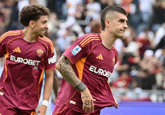 Roma's Italian defender #23 Gianluca Mancini celebrates scoring his team's second goal during the Italian Serie A football match between Roma and Lazio at Olympic stadium in Rome on May 17, 2026. (Photo by Isabella BONOTTO / AFP)