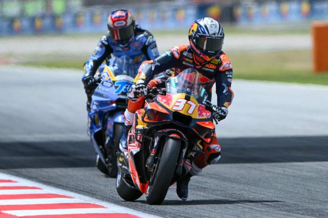 Team Red Bull KTM Factory Racing's Pedro Acosta (R) rides in front of Team Gresini Racing MotoGP's Alex Marquez during the 2026 Catalunya Moto GP Grand Prix at the Catalunya racetrack in Montmelo, near Barcelona, on May 17, 2026. (Photo by JOSE JORDAN / AFP)