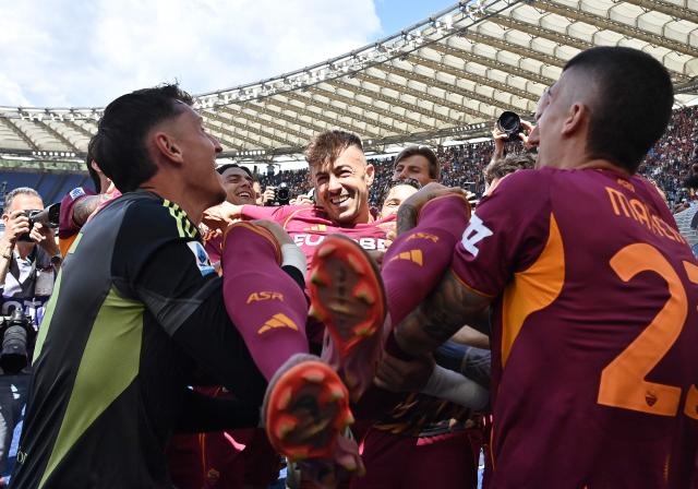 Roma's Italian forward #92 Stephan El Shaarawy celebrates after winning the Italian Serie A football match between Roma and Lazio at Olympic stadium in Rome on May 17, 2026. (Photo by Isabella BONOTTO / AFP)