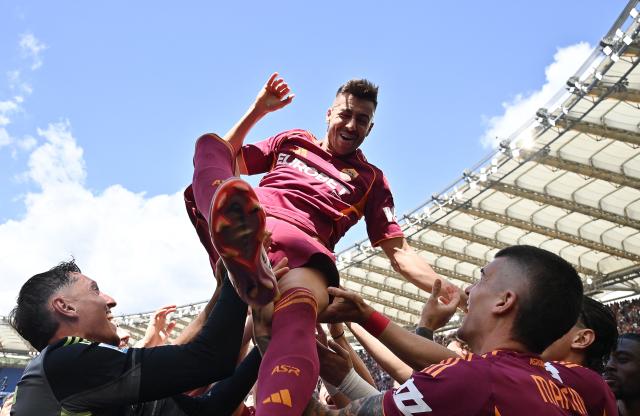 Roma's Italian forward #92 Stephan El Shaarawy celebrates with teammates after winning the Italian Serie A football match between Roma and Lazio at Olympic stadium in Rome on May 17, 2026. (Photo by Isabella BONOTTO / AFP)