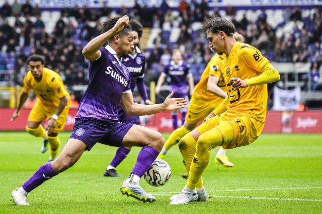 RSC Anderlecht's Canadian midfielder #13 Nathan-Dylan Saliba (L) and Mechelen's Spanish defender #3 Jose Marsa (R) fight for the ball during the Belgian "Pro League" Champions' play-off (day 8 out of 10) football match between RSC Anderlecht and KV Mechelen at the Stade Constant Vanden Stock, in Brussels on May 17, 2026. (Photo by Tom Goyvaerts / BELGA / AFP)