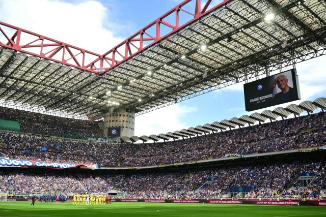 Players pay their respect to late Inter Milan player Evaristo Beccalossi before the Italian Serie A football match between Inter Milan and Hellas Verona at San Siro stadium in Milan, on May 17, 2026. (Photo by Marco BERTORELLO / AFP)
