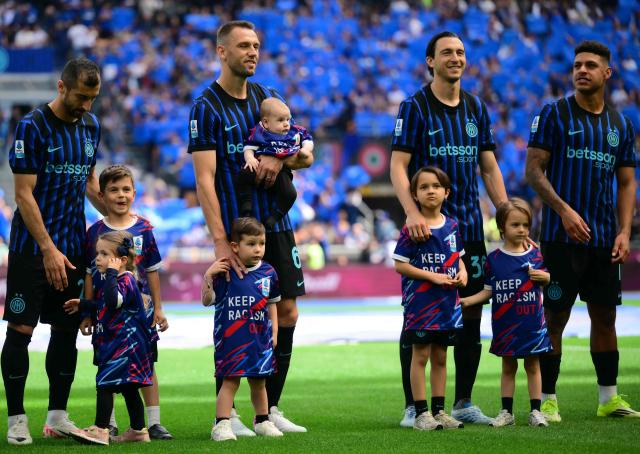 from left : Inter Milan's Armenian forward #22 Henrikh Mkhitaryan, Inter Milan's Dutch defender #6 Stefan De Vrij, Inter Milan's Italian defender #36 Matteo Darmian pose with their children before the Italian Serie A football match between Inter Milan and Hellas Verona at San Siro stadium in Milan, on May 17, 2026. (Photo by Marco BERTORELLO / AFP)